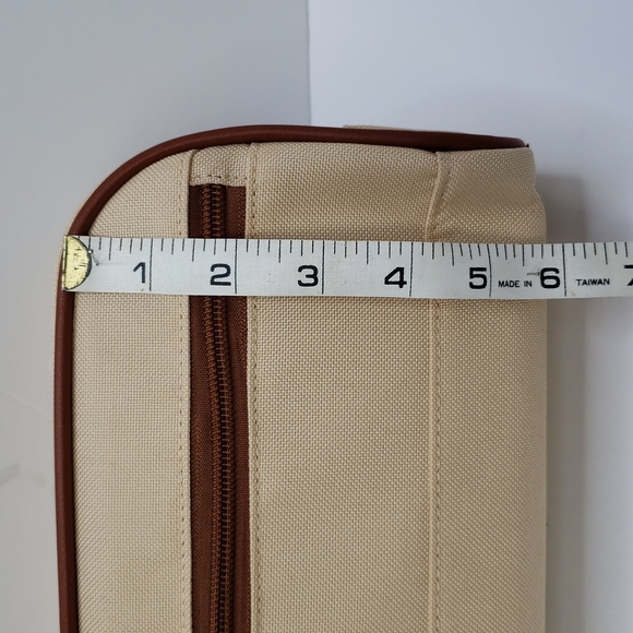 IZOD TRAVE TOILETRY BAG, INCLUDES BODY WASH, WET NAPKINS, BODY SCRUB - Picture 7 of 9